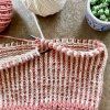Vzorek pleteného nákrčníku z vlny The Petite Wool v barvách Natural a Spotted Pink