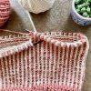 Vzorek pleteného nákrčníku z vlny The Petite Wool v barvách Spotted Pink a Natural